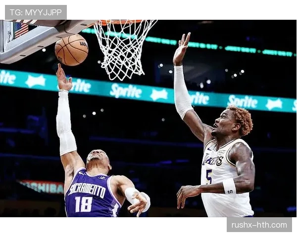 费舍尔利用挡拆拉开空间提升组织效率主导湖人进攻节奏